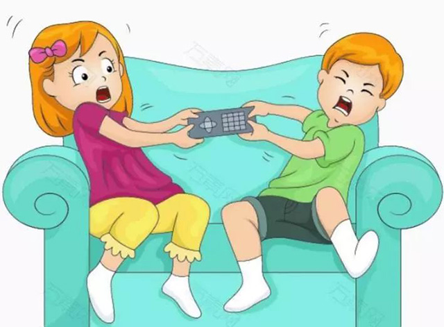 过年在家看电视，和弟弟抢？仄