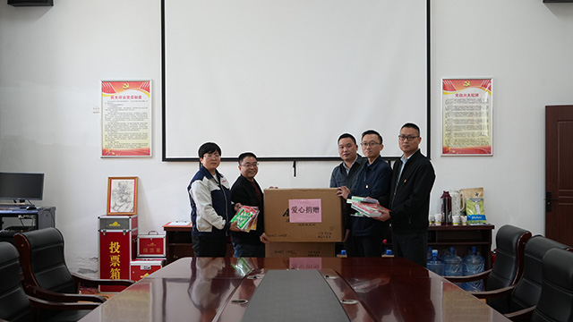 银娱优越会·geg科技党支部及其他党员们为福利院儿童进行爱心捐赠